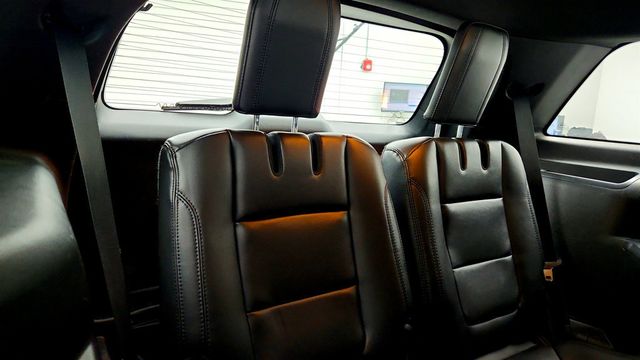 2017 Ford Explorer XLT 4WD w/ Twin Panel Moonroof & Voice-Activated Navigation - 22996801 - 21