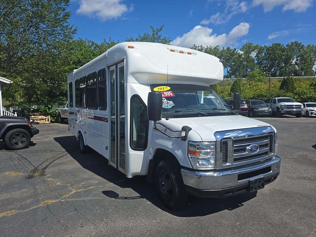 2017 Ford E-450 Cutaway  - 22914012 - 0