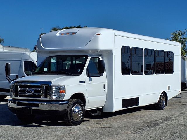 2017 Ford E-Series Cutaway 25 Passenger Shuttle Bus - 23014152 - 7