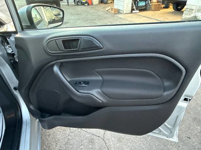 2017 Ford Fiesta SE Hatch - 22932555 - 19