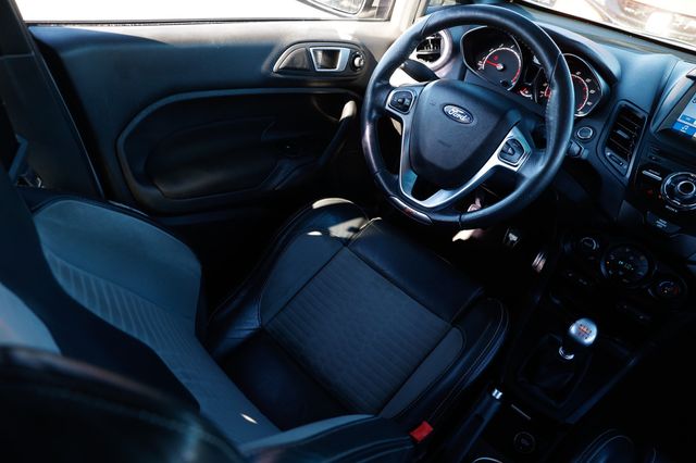 2017 Ford Fiesta ST Hatch - 22952093 - 21
