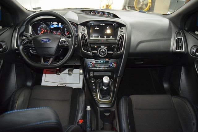 2017 Ford Focus RS Hatch - 22947215 - 32