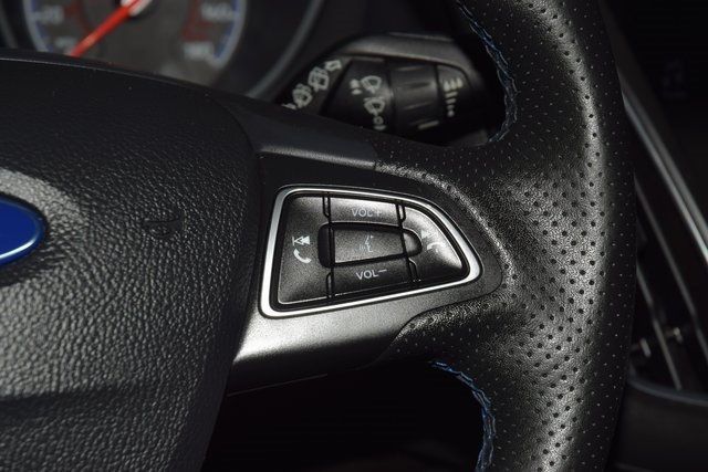 2017 Ford Focus RS Hatch - 22947215 - 40