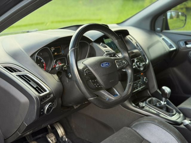 2017 Ford Focus RS Hatch - 23002543 - 11