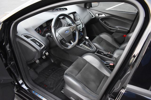 2017 Ford Focus RS Hatch - 22950618 - 40