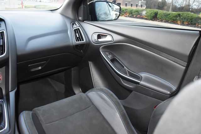 2017 Ford Focus RS Hatch - 22950618 - 45