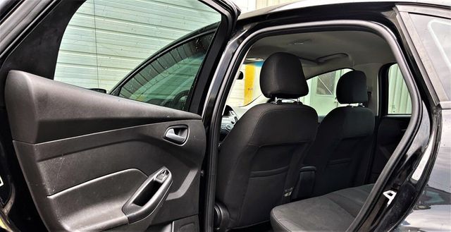 2017 Ford Focus SE 4dr Sedan - 21443697 - 14