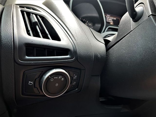 2017 Ford Focus SE 4dr Sedan - 21443697 - 21