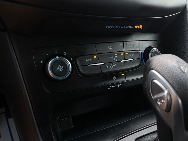 2017 Ford Focus SE 4dr Sedan - 21443697 - 25