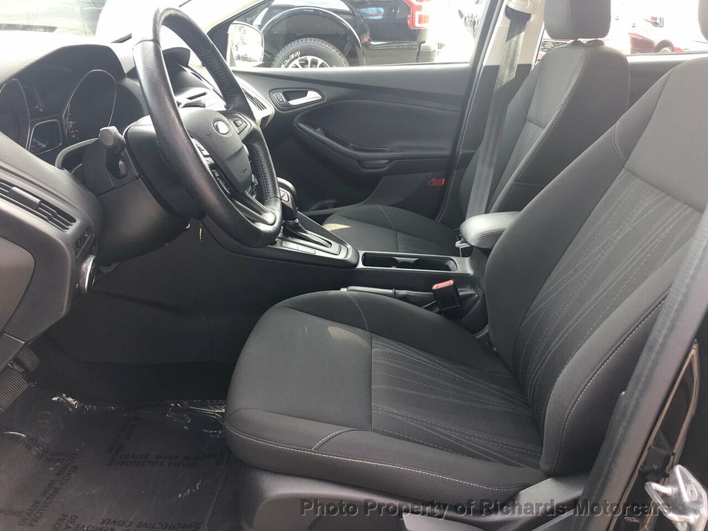 2017 Ford Focus SE Hatch - 21447476 - 12