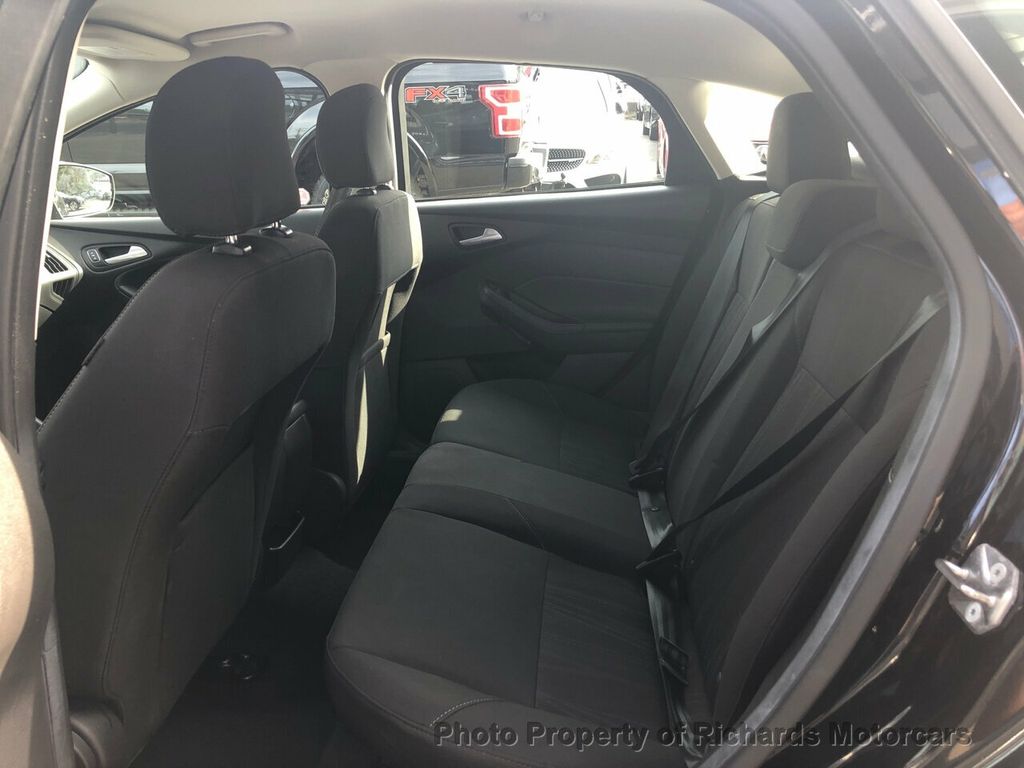 2017 Ford Focus SE Hatch - 21447476 - 17