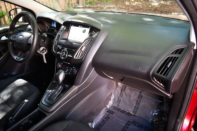 2017 Ford Focus SEL Hatch - 23026236 - 22