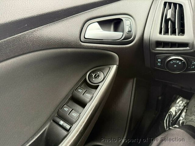 2017 Ford Focus SEL HATCHBACK W/ SUNROOF, BLUETOOTH, & CRUISE CONTROL - 22961875 - 27