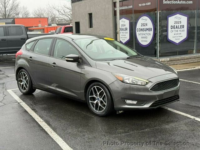 2017 Ford Focus SEL HATCHBACK W/ SUNROOF, BLUETOOTH, & CRUISE CONTROL - 22961875 - 2
