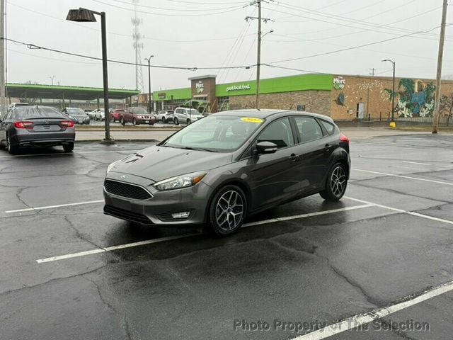 2017 Ford Focus SEL HATCHBACK W/ SUNROOF, BLUETOOTH, & CRUISE CONTROL - 22961875 - 6