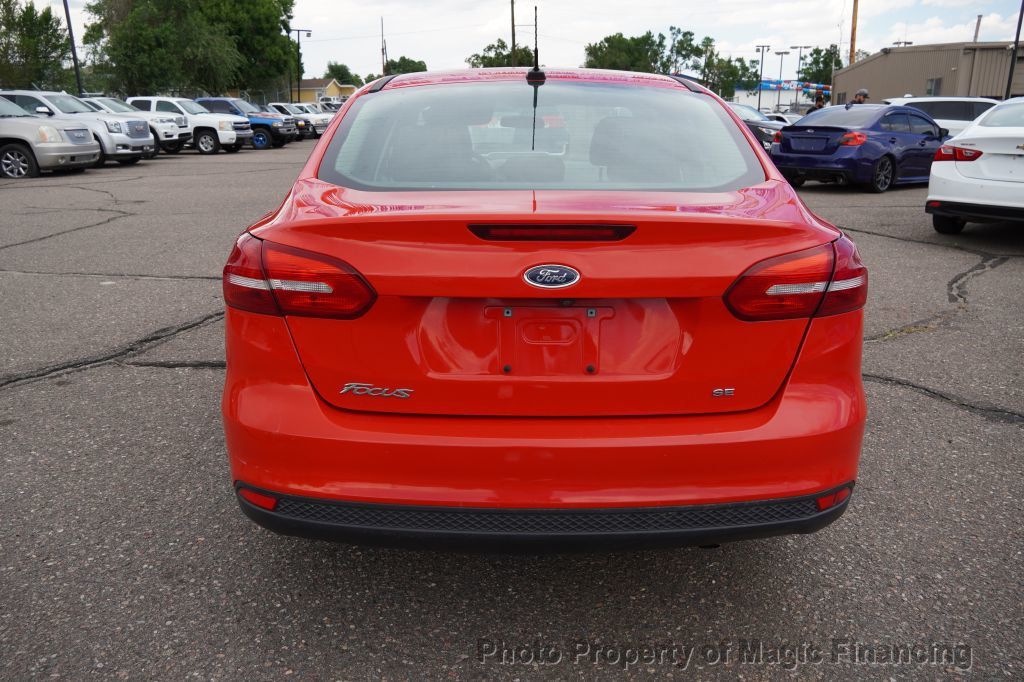 2017 Ford Focus SE Sedan - 22540677 - 4