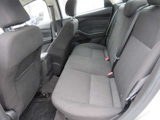 2017 Ford Focus SE Sedan - 22908641 - 9