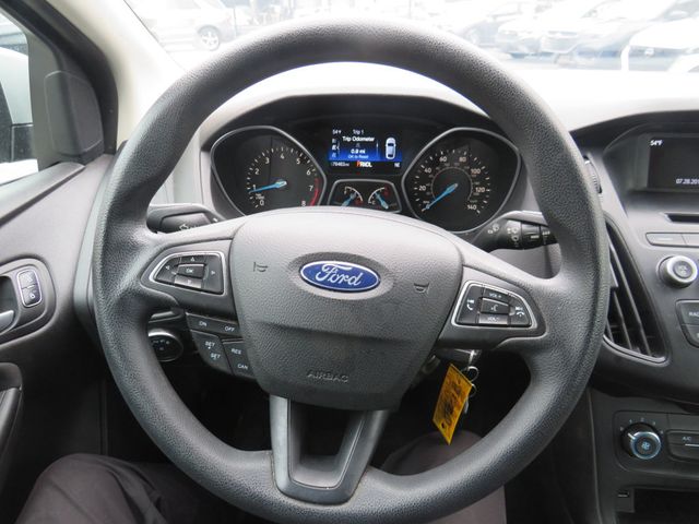 2017 Ford Focus SE Sedan - 22908641 - 11