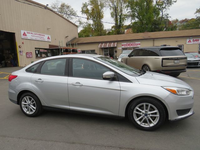 2017 Ford Focus SE Sedan - 22908641 - 3