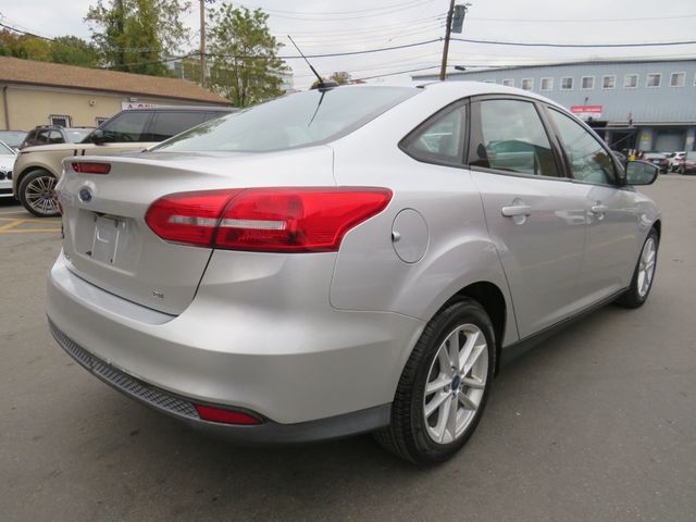 2017 Ford Focus SE Sedan - 22908641 - 4