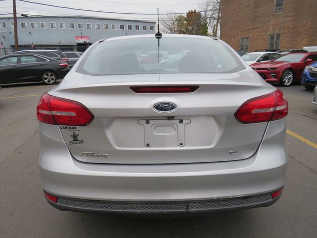2017 Ford Focus SE Sedan - 22908641 - 5