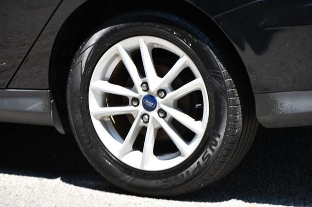 2017 Ford Focus SE Sedan - 23025752 - 9