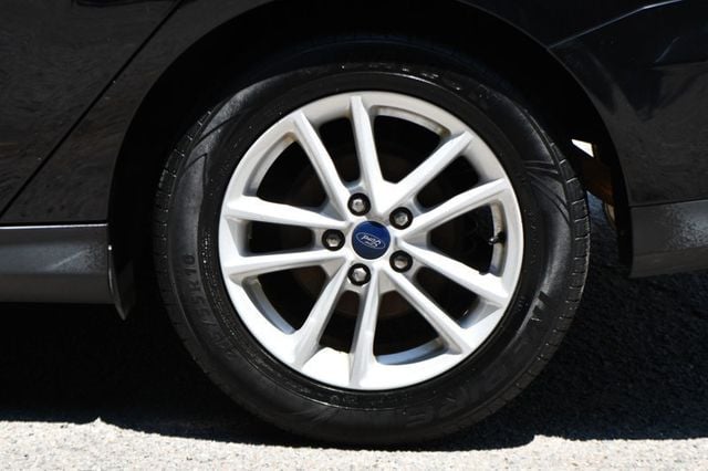2017 Ford Focus SE Sedan - 23025752 - 10