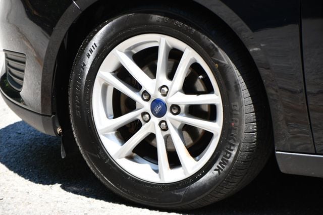 2017 Ford Focus SE Sedan - 23025752 - 11
