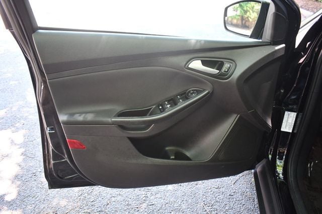 2017 Ford Focus SE Sedan - 23025752 - 12