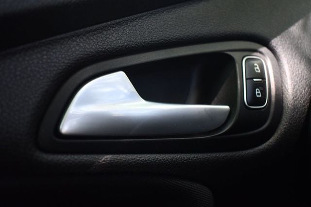 2017 Ford Focus SE Sedan - 23025752 - 13