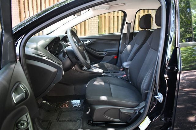 2017 Ford Focus SE Sedan - 23025752 - 15