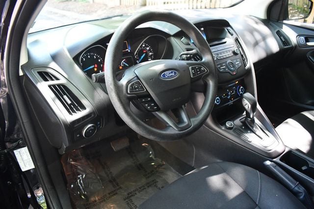2017 Ford Focus SE Sedan - 23025752 - 17