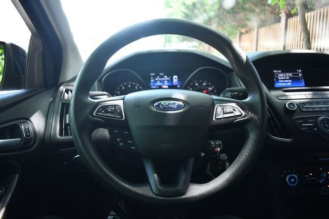 2017 Ford Focus SE Sedan - 23025752 - 18