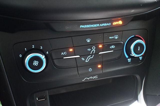 2017 Ford Focus SE Sedan - 23025752 - 25
