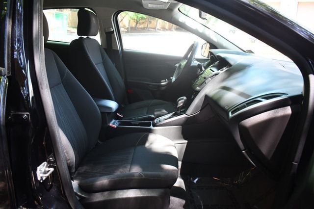 2017 Ford Focus SE Sedan - 23025752 - 26