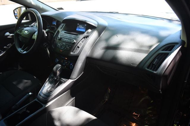 2017 Ford Focus SE Sedan - 23025752 - 28