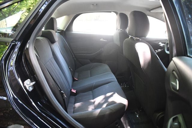 2017 Ford Focus SE Sedan - 23025752 - 29