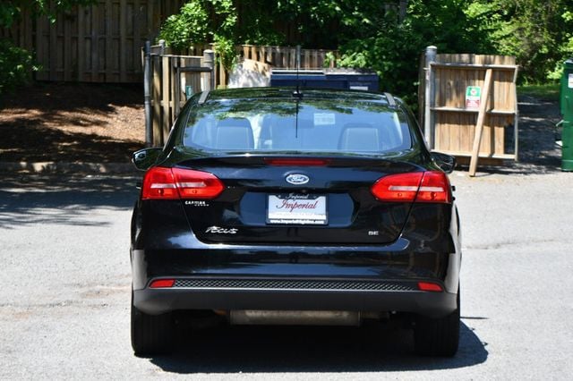 2017 Ford Focus SE Sedan - 23025752 - 4