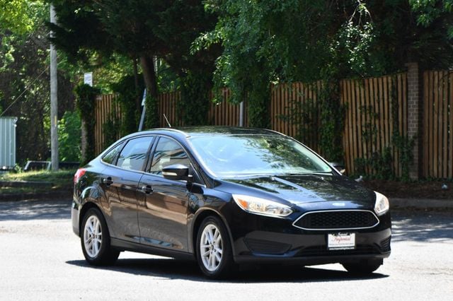 2017 Ford Focus SE Sedan - 23025752 - 8