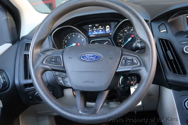 2017 Ford Focus SE Sedan - 22749255 - 8