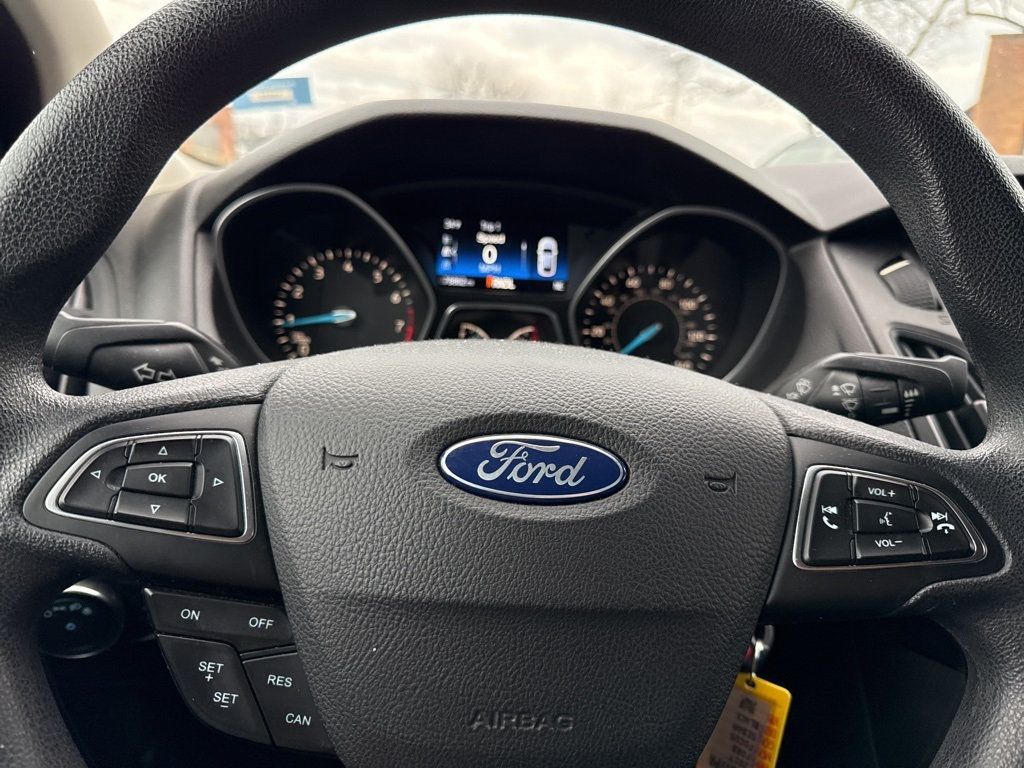 2017 Ford Focus SE Sedan - 22952178 - 9