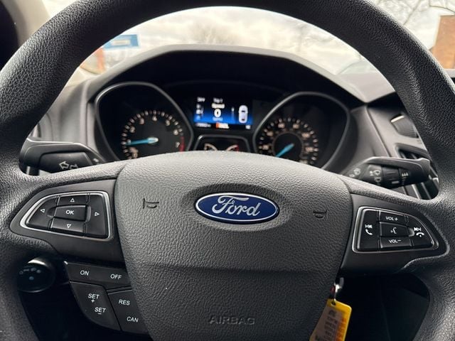2017 Ford Focus SE Sedan - 22952178 - 9