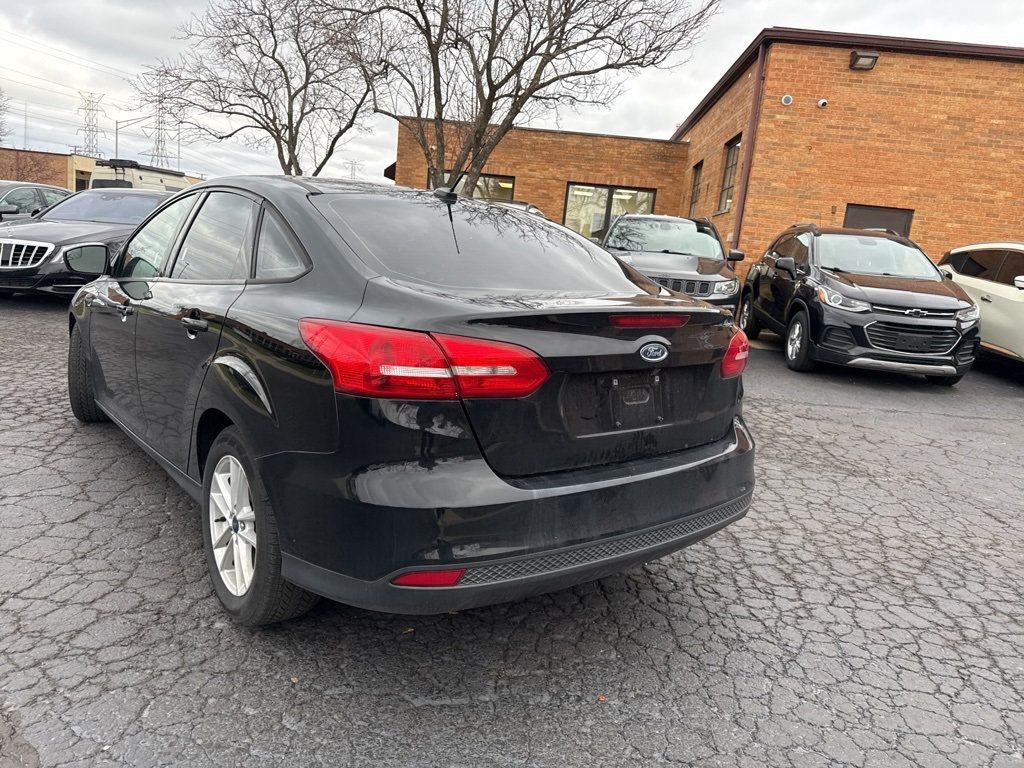 2017 Ford Focus SE Sedan - 22952178 - 4