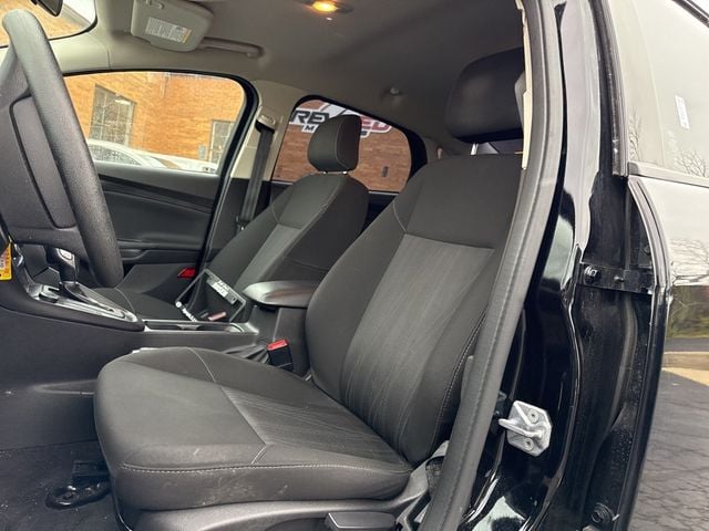 2017 Ford Focus SE Sedan - 22952178 - 6