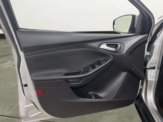 2017 Ford Focus SE Sedan - 22968419 - 9