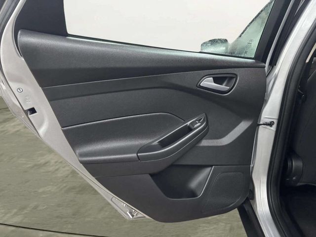 2017 Ford Focus SE Sedan - 22968419 - 12