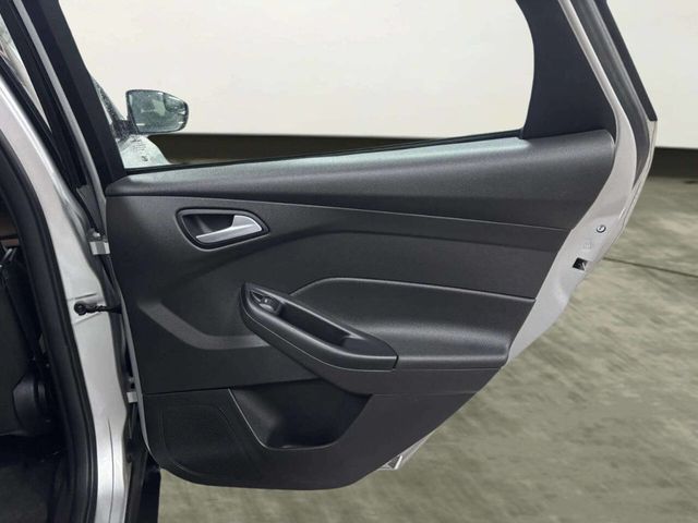 2017 Ford Focus SE Sedan - 22968419 - 15