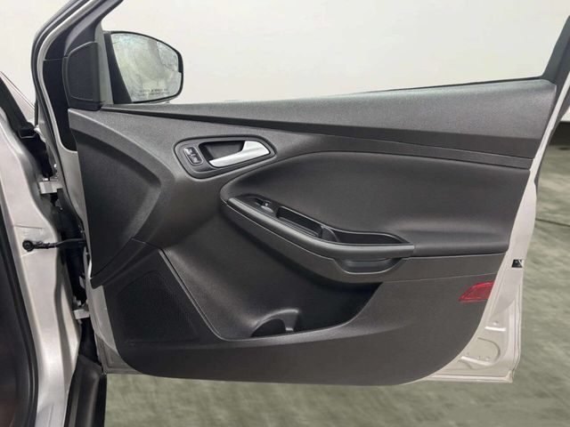 2017 Ford Focus SE Sedan - 22968419 - 17