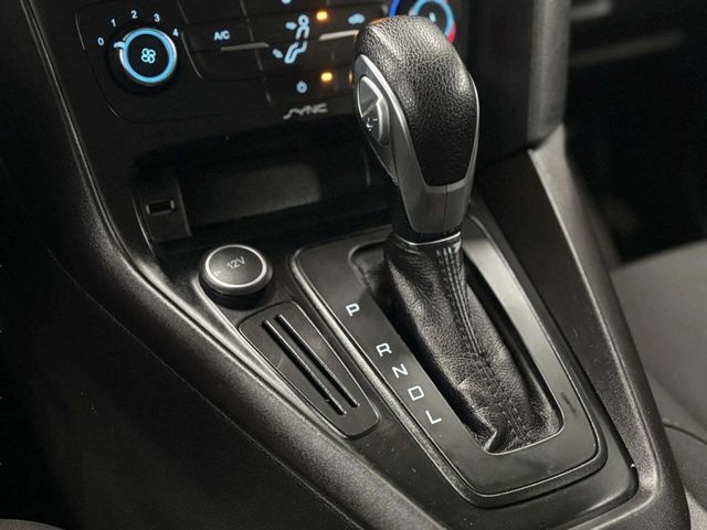2017 Ford Focus SE Sedan - 22968419 - 26