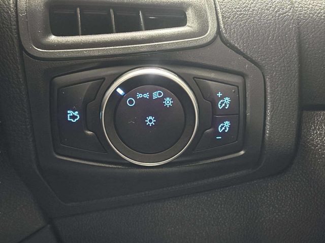 2017 Ford Focus SE Sedan - 22968419 - 34